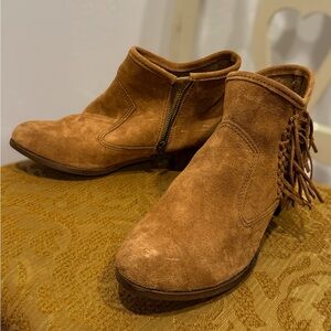 Minnetonka Fringed Blake Ankle Boots in Dusty Brown